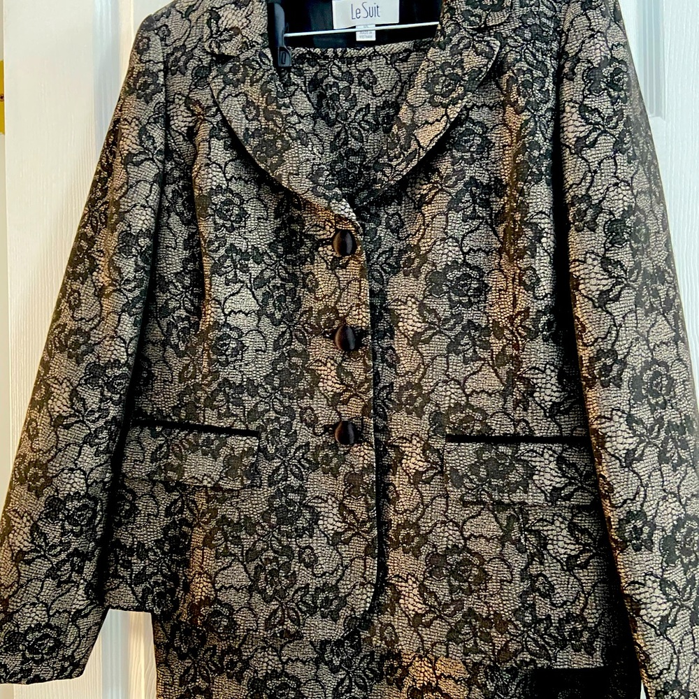 Very pretty vintage-look 2 piece suit.